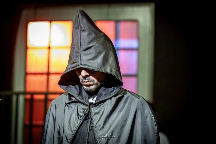 ماجرای جادوگری که در باغ دوک پرسه می زند درآمیختن طنز با ژانر معمایی!